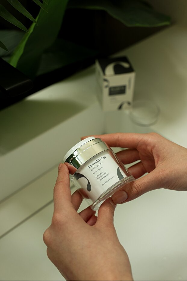 Cosmolive Yaşlanma Ve Kırışıklık Karşıtı Nemlendirici Yüz Göz Çevresi Altı Cilt Kremi Gece Yağlı Su Bazlı Kuru