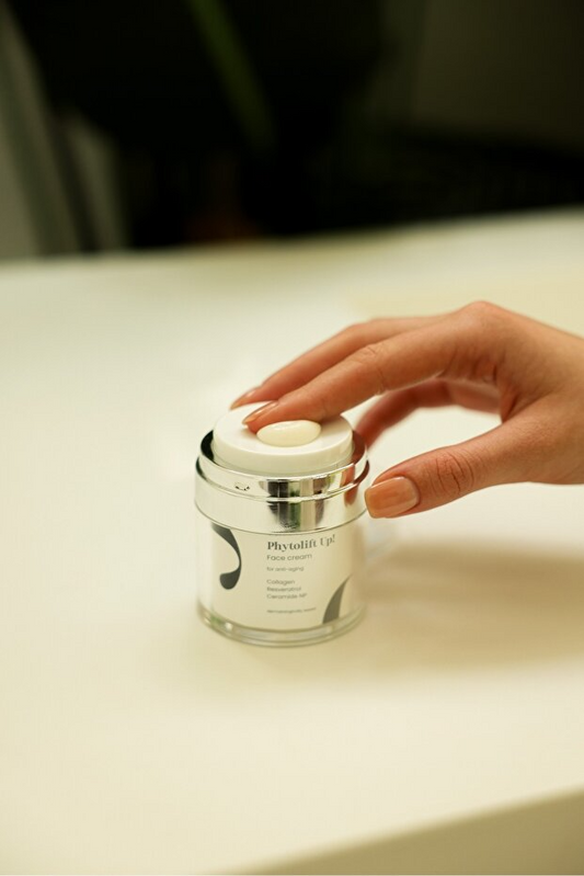 Cosmolive Yaşlanma Ve Kırışıklık Karşıtı Nemlendirici Yüz Göz Çevresi Altı Cilt Kremi Gece Yağlı Su Bazlı Kuru